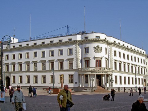 Blick über den Schloßplatz auf das herzoglich-nassauische Stadtschloss, dem Sitz des Hessischen Landtags vom 2. April 2005. Bild von Heidas(Wikipedia).