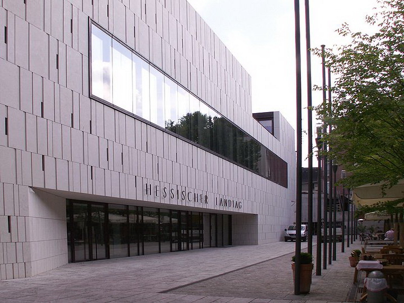 Hessischer Landtag nach langem Umbau mit neuem Eingang von der Grabenstraße Fertigstellung im Jahr 2008. Bild von Wolfgang Pehlemann(Wikipedia).