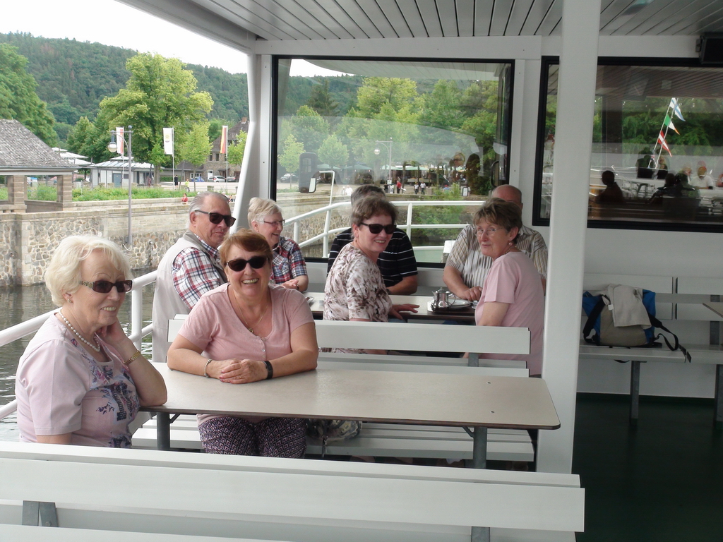 Fröhliche Runde auf der "EDERSEE STAR"